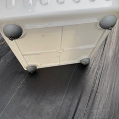 白い容器　タライ　きゃすたーつきキャスター付きの画像