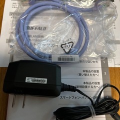 866+300 Mbpsの高速無線LANルーター、とケーブルの画像