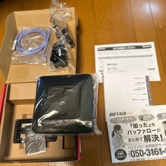 866+300 Mbpsの高速無線LANルーター、とケーブルの画像