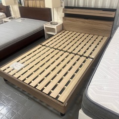 セミダブルベッドフレームの画像