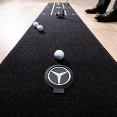 【新品】Mercedes-Benz ゴルフパターマット（ブラック）🎁の画像