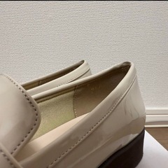 【美品】リボン付きクリーム色ローファー 24.0cmの画像
