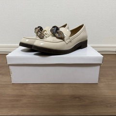 【美品】リボン付きクリーム色ローファー 24.0cmの画像