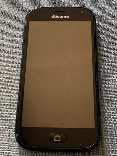 NTTドコモ らくらくスマートフォン F-42Aです。