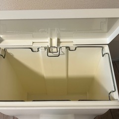 ペダル式ゴミ箱の画像