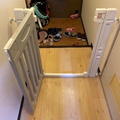 グレーのベビーゲートの画像