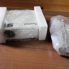 プロジェクター　100インチスクリーン 付きの画像