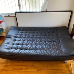 黒レザーソファの画像