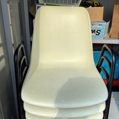4個で500円　プラスチック椅子　白色の画像