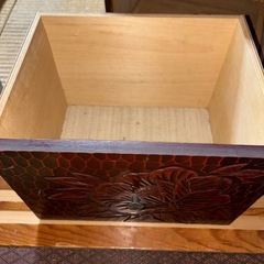 【13日まで】花の彫りがある木製ミニチェストの画像