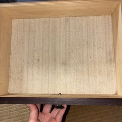 【13日まで】花の彫りがある木製ミニチェストの画像