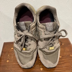 話し中　ニューバランス　24.5モカ　中古の画像