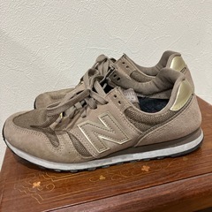 話し中　ニューバランス　24.5モカ　中古の画像