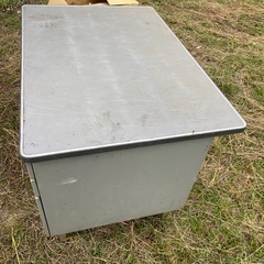 グレー金属製デスク 3引き出し付き 事務机　スチール製　昭和レトロの画像