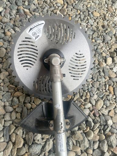 【受け渡し予定者決定済み】エンジン刈払機 マキタ makita MEM2300U 中古