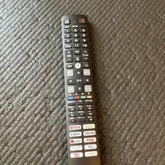 2023年製テレビ、ラック付きの画像