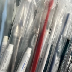 【新品未開封】歯ブラシ 30本セット 歯磨き粉付きの画像
