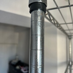 スチールラック（メタルラック）とそのハンガーポールの画像