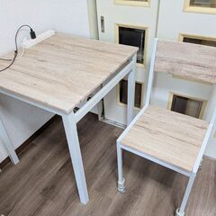 テーブル、椅子x2の画像