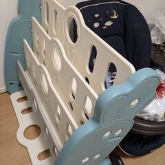 にんじん型の絵本棚の画像