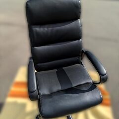 ニトリ オフィス チェア デスクワークチェア 黒い合成皮革の画像