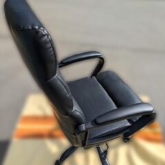 ニトリ オフィス チェア デスクワークチェア 黒い合成皮革の画像