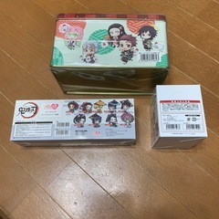 鬼滅の刃グッズセット　缶バッジ・ラバーストラップ・からあげくんBOX
の画像