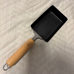 皿とぶんぶんチョッパーとスライサーと卵焼き用フライパンとコップの画像