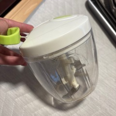 皿とぶんぶんチョッパーとスライサーと卵焼き用フライパンとコップの画像