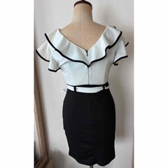 モノトーンドレス、ワンピースの画像