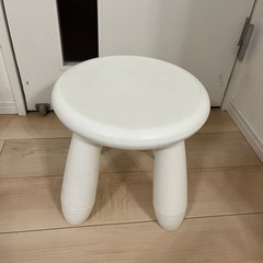 子供用イスまたは観葉植物置きの画像