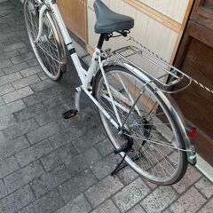 リサイクルショップどりーむ荒田店　No538 自転車　シティサイクル　２７インチ　白　ギア切り替え付き♪　LEDオートライト付き♪　リアキャリア付き♪の画像
