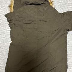 カーキ色ファー付きミリタリージャケットの画像