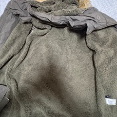 カーキ色ファー付きミリタリージャケットの画像