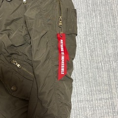 カーキ色ファー付きミリタリージャケットの画像
