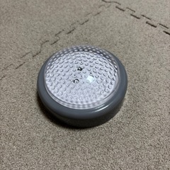 押すと光るライトの画像