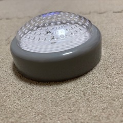 押すと光るライトの画像