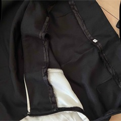 モノトーンスーツ　ビーズ付きの画像
