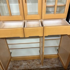 ジャングルジャングル貝塚店 食器棚 木目 ガラス扉 3枚扉 キッチン収納 キッチンラック 中古 リユース　貝塚市の画像