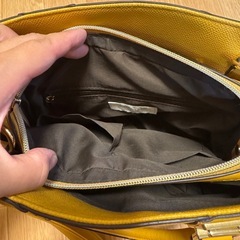 マスタード色のバッグの画像