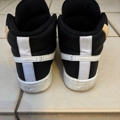 NIKE 　ブラックのレザーハイカットスニーカー［25.5cm〜26.0cm］の画像