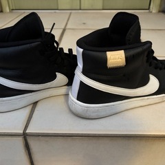 NIKE 　ブラックのレザーハイカットスニーカー［25.5cm〜26.0cm］の画像