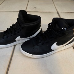 NIKE 　ブラックのレザーハイカットスニーカー［25.5cm〜26.0cm］の画像