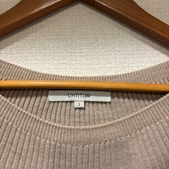 ベージュのカットソーの画像