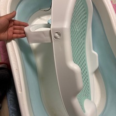値下げました！ベビーバス折り畳み式＋ソフトお風呂椅子折り畳み式の画像