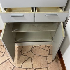 収納家具　(美容室にてカラー剤などの収納に使用)の画像