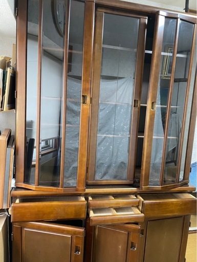 ブラウン木製食器棚 ガラス扉付き