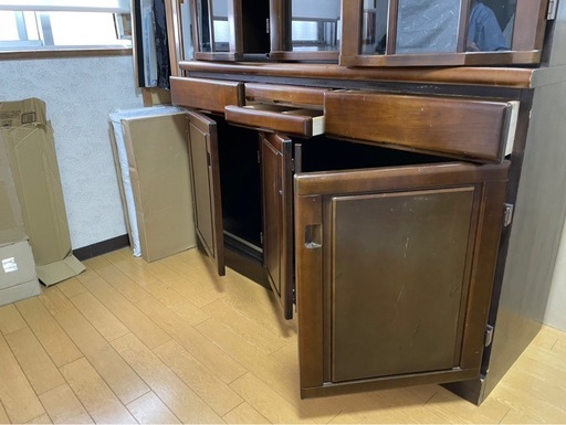 ブラウン木製食器棚 ガラス扉付き