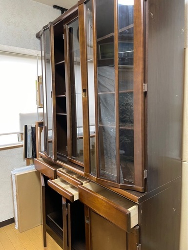 ブラウン木製食器棚 ガラス扉付き