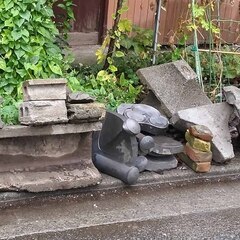 逗子 石材 ブロック ブリックレンガ 瓦 かわら 花瓶 文鎮 置物 ストーンプレート 台座 粘板岩 板状 加工 スクエア 門扉 フェンス エクステリア 生け花 玄関 床材 外壁 内壁 舗装 建築材料 床 水回り 天板 舗装材 壁 石肌 天然石 加工 石碑 飛び石 庭 ガーデニング 境界 路 庭園 装飾品（の画像